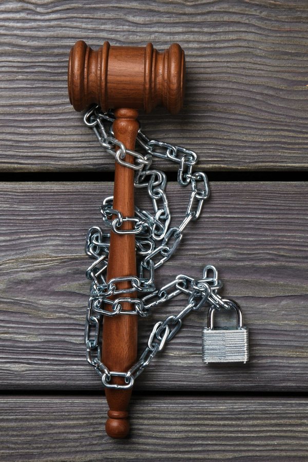 Quels sont les enjeux juridiques de la vente de produits contenant des substances interdites dans certains pays?