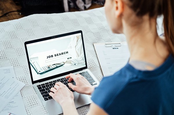 Emploi sans expérience à bordeaux: trouvez votre premier poste!